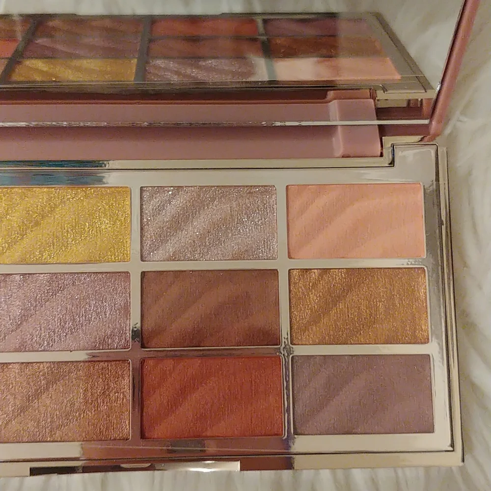 💝FIRM! NWT CIATE LONDON THE VELVET EYESHADOW PALETTE